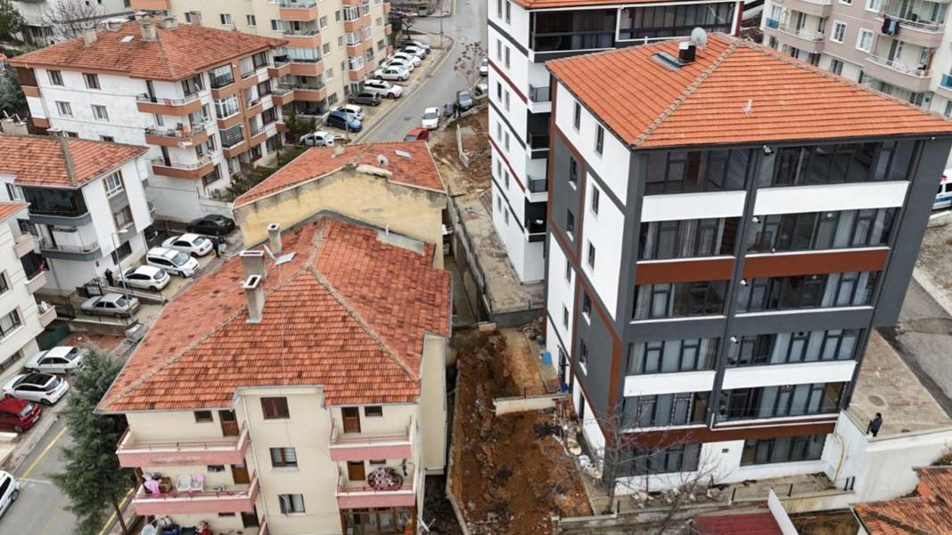 Ankara'da istinat duvarı çöktü: 4 bina tahliye edildi