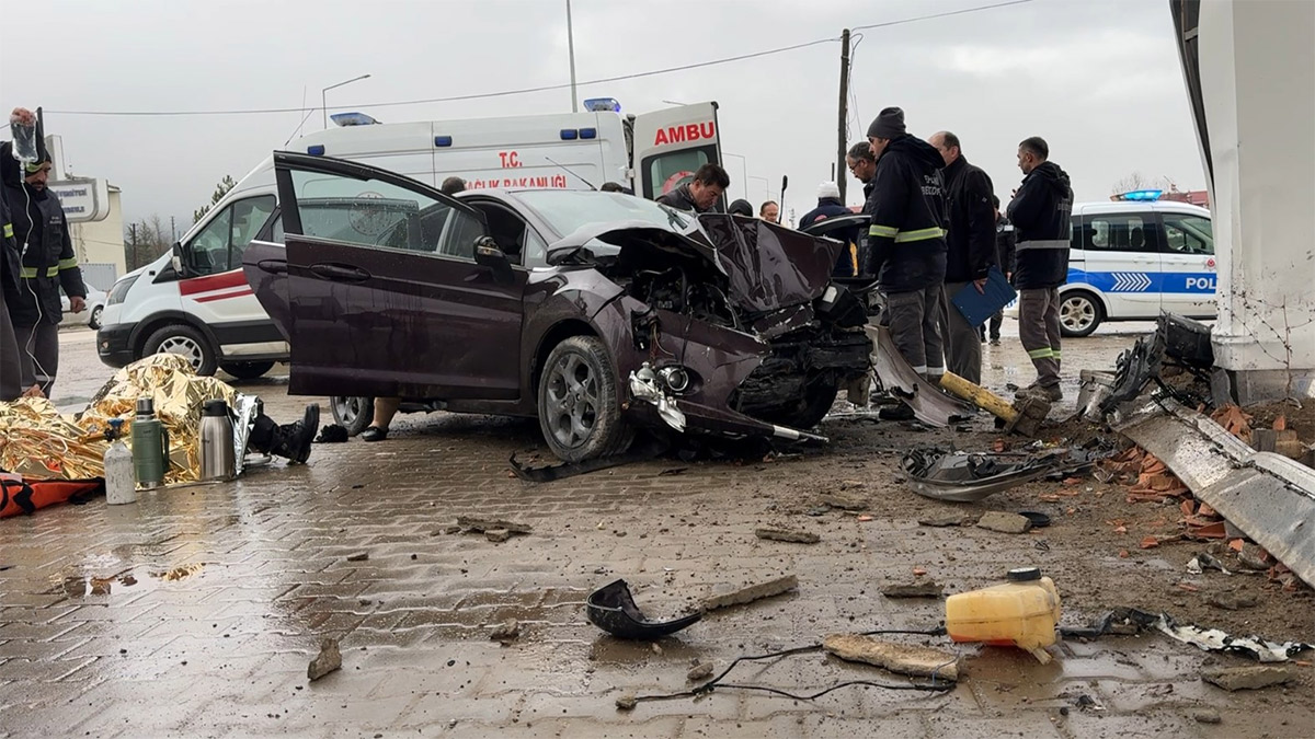 Karabük'te feci kaza! Otomobil beton bloğa çarptı: 1’i çocuk 5 yaralı