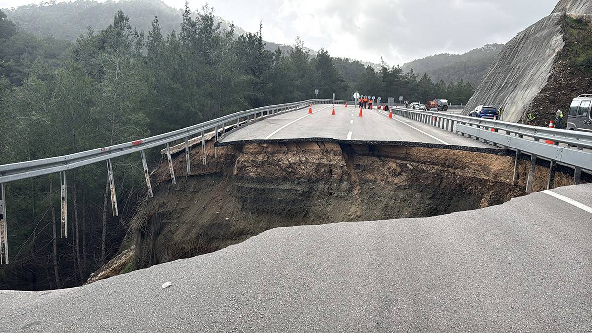 Kumluca-Kemer kara yolunda göçük: Ulaşım tek şeritten sağlanıyor