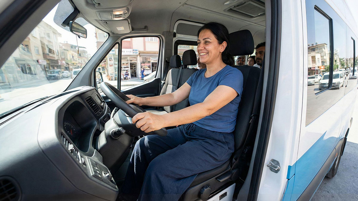 Şaka yapayım derken kendini minibüs şoförü koltuğunda buldu!