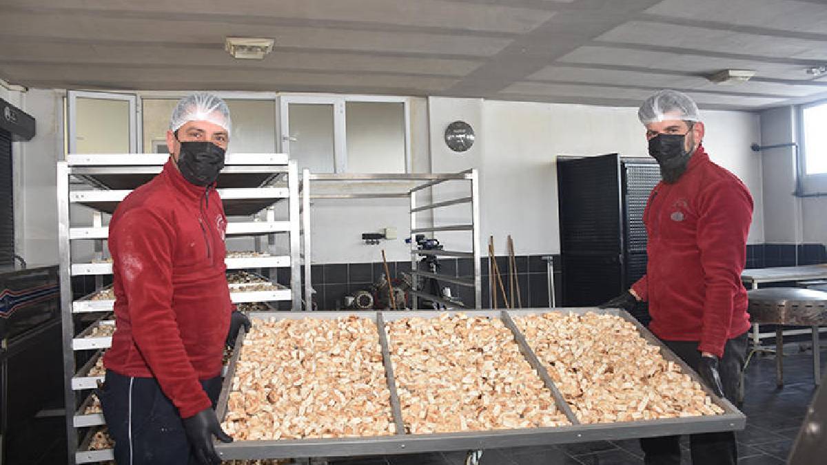 Bir yörenin vazgeçilmez lezzeti aile elinde üretiliyor! Küçük işletmeden büyük üretim merkezine: 16 yıldır emek veriyorlar