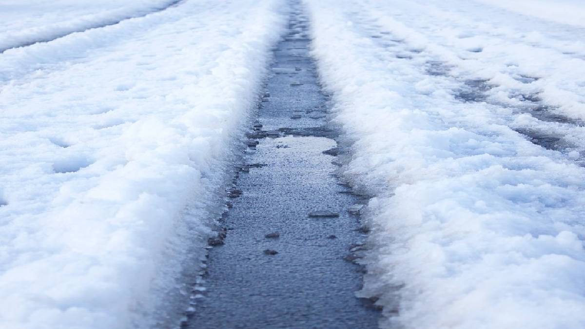 Ne kum ne de tuz: Kışın karlı ve buzlu yolu açmanın en etkili yöntemi!