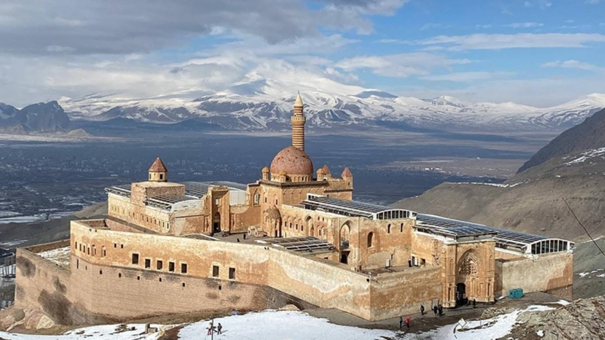 Çevresi karla kaplandı, turistlerin ilgisi çoğaldı! İshak Paşa Sarayı kışın da ziyaretçi akınına uğradı