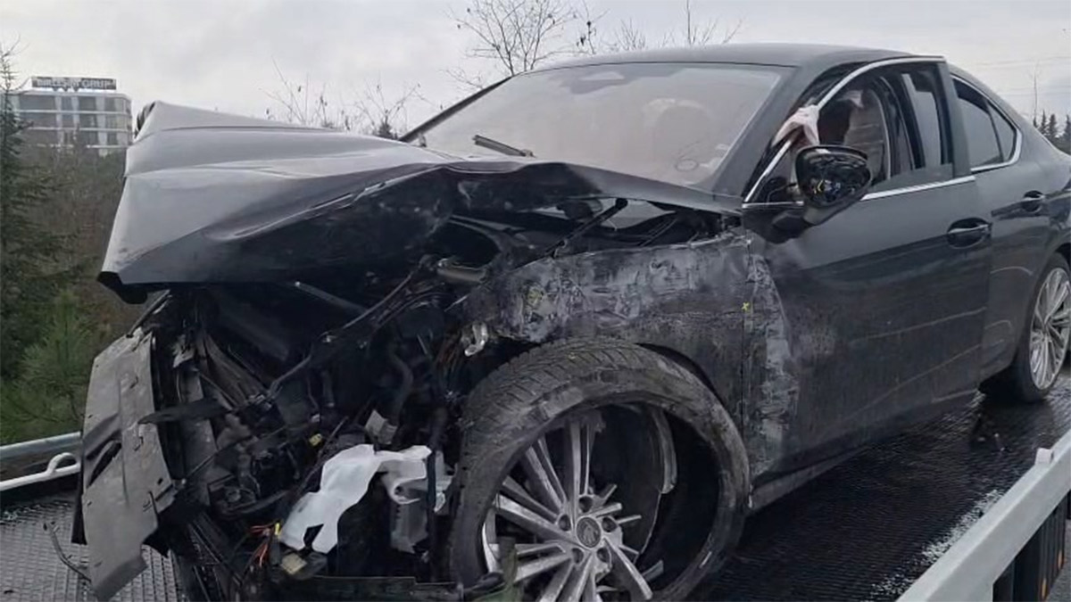 Çekmeköy'de bir otomobili beton bariyere çarptı: Kaza anı kamerada