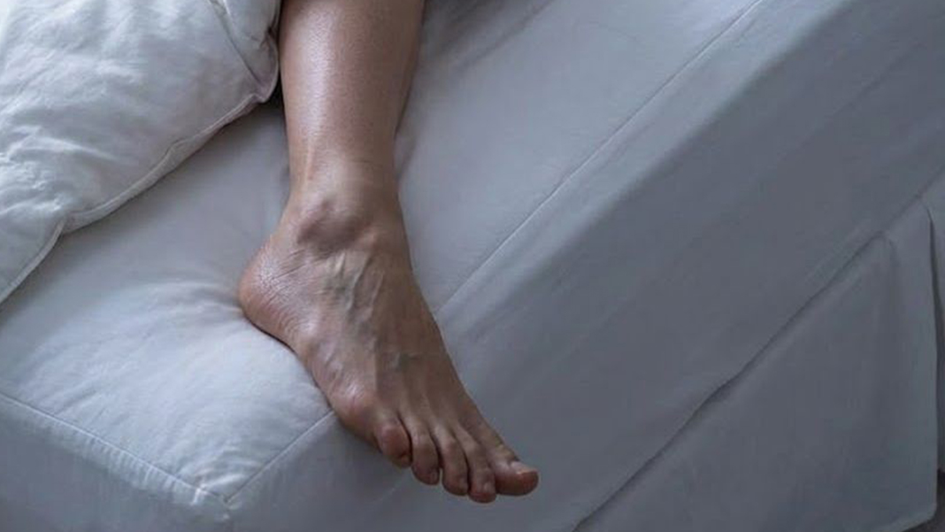 Bilim onayladı: Bir ayağı yorganın dışında bırakmak daha hızlı uyumanıza yardımcı oluyor