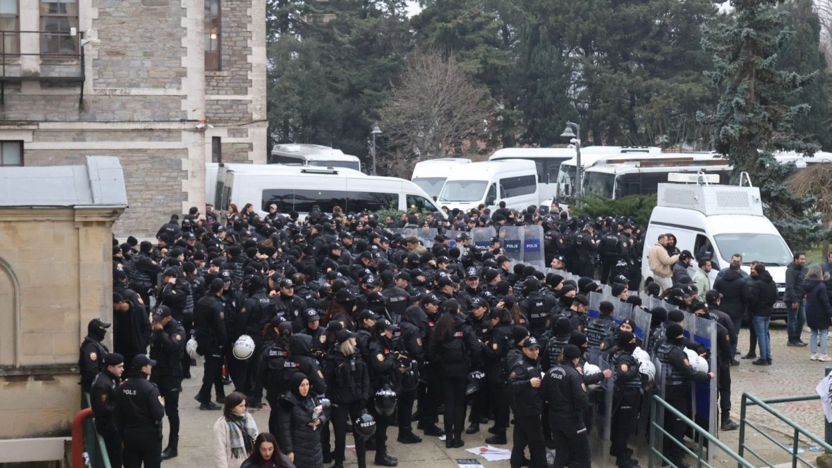 ‘Kulüp odası karart’: Boğaziçi Üniversitesi’nde protestoya polis müdahalesi