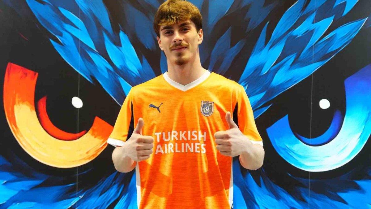 Başakşehir yeni transferini resmen açıkladı: 17 yaşındaki Gürcü futbolcu imzayı attı