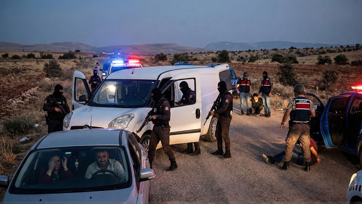 Kendilerini polis gibi tanıtıp altınları gasp etmeye çalışanlar jandarma çıktı!