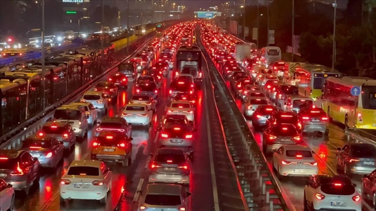 İstanbul'da trafik kilitlendi: Araçlar durma noktasına geldi