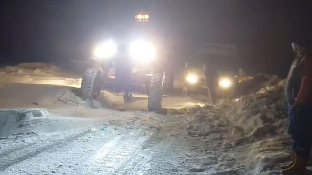 Kars'ta tipi ulaşımı durdurdu: 9 araç yolda kaldı