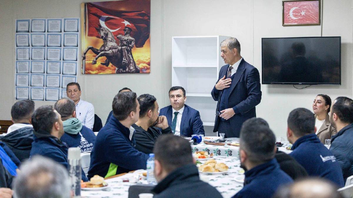 Başkan Tugay, mesaiye emekçi ile başladı