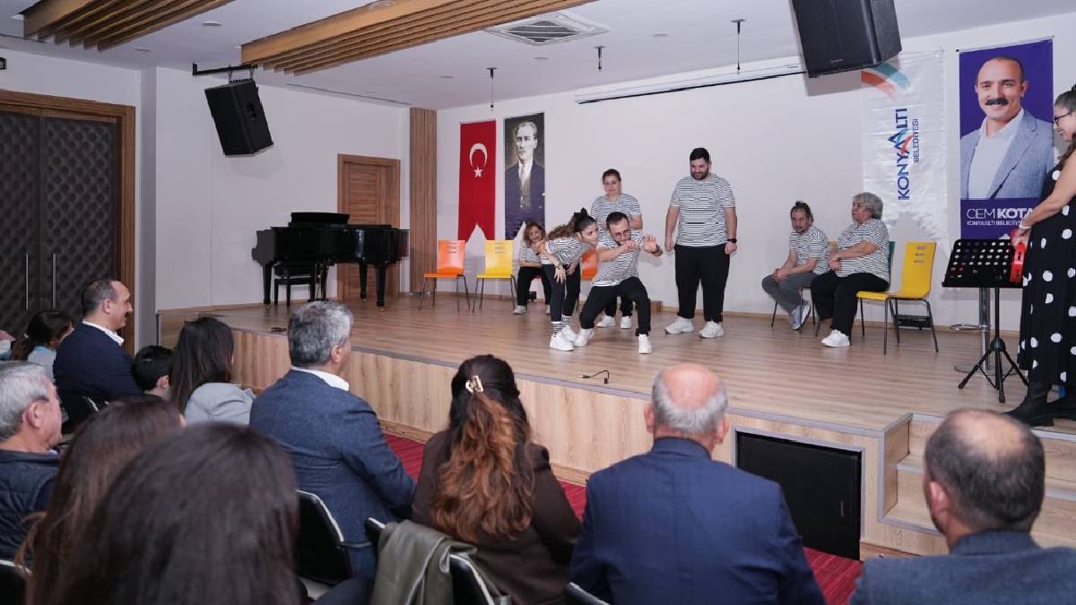 Konyaaltı’nda doğaçlama tiyatro oyunu sahnelendi