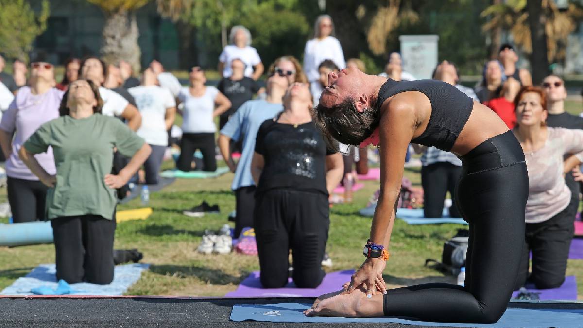Karşıyaka Belediyesi’nden 14 Şubat’a özel yoga etkinliği