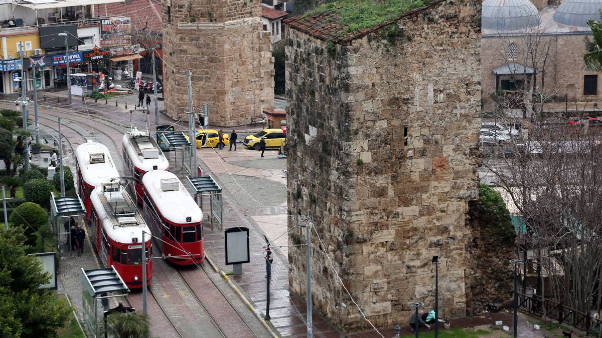 Antalya’daki Roma Dönemi burçları yıkılma riski altında: Tramvay titreşimi tarihi yapıları tehdit ediyor