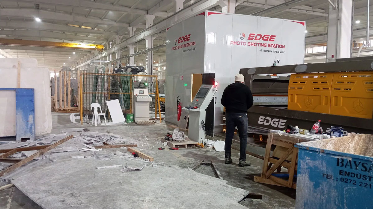 Burdur'da işçilerin üzerine mermer blok düştü: 5 yaralı