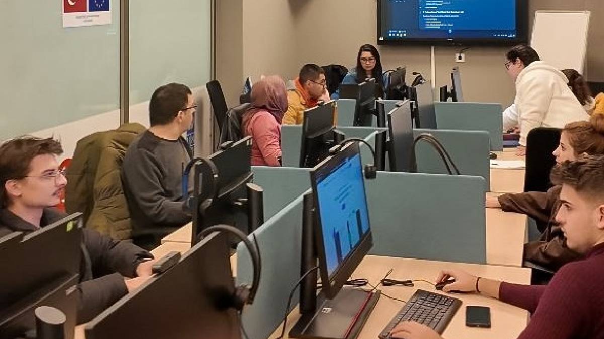 Efeler Belediyesi, geleceğin teknolojisini gençlerle buluşturuyor