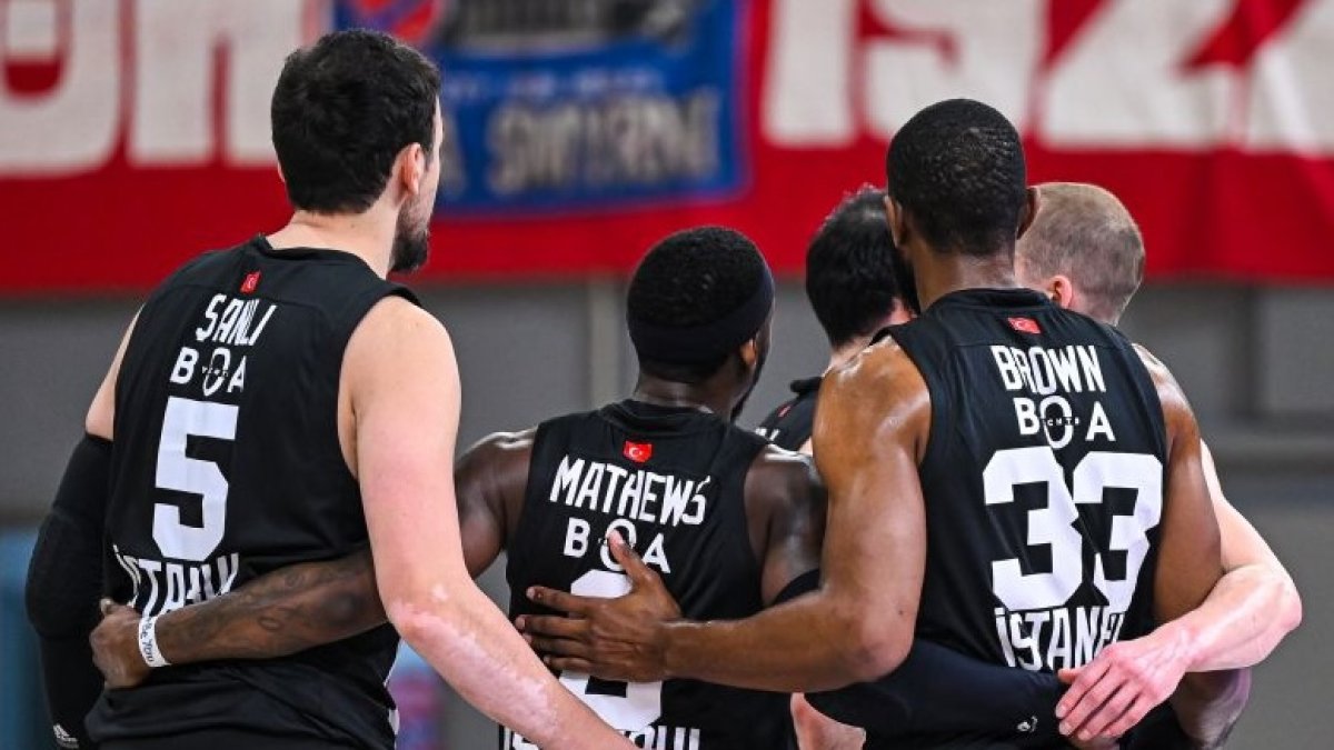 Yunanistan'daki basketbol maçında pankart krizi! Irkçı ifadelere Beşiktaş'tan sert tepki