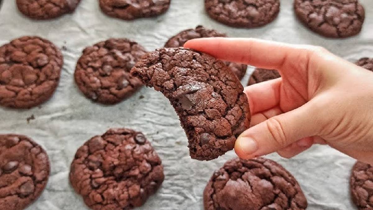 Sadece 3 malzemeyle diyet bozmayan tatlı kaçamağı: Kakaolu Kurabiye Tarifi