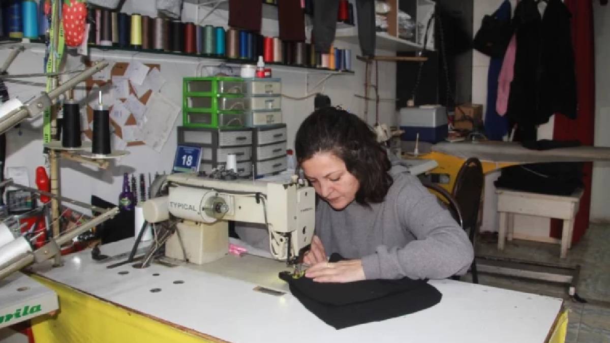 Fabrika ‘atık’ diyor, o dönüştürüyor: 1 tanesini 20 dakikada dikiyor