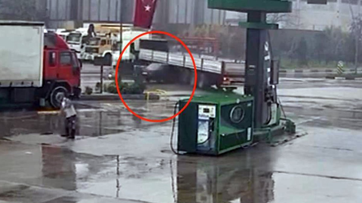 Otomobil tırın altına girdi! O anlar kamerada