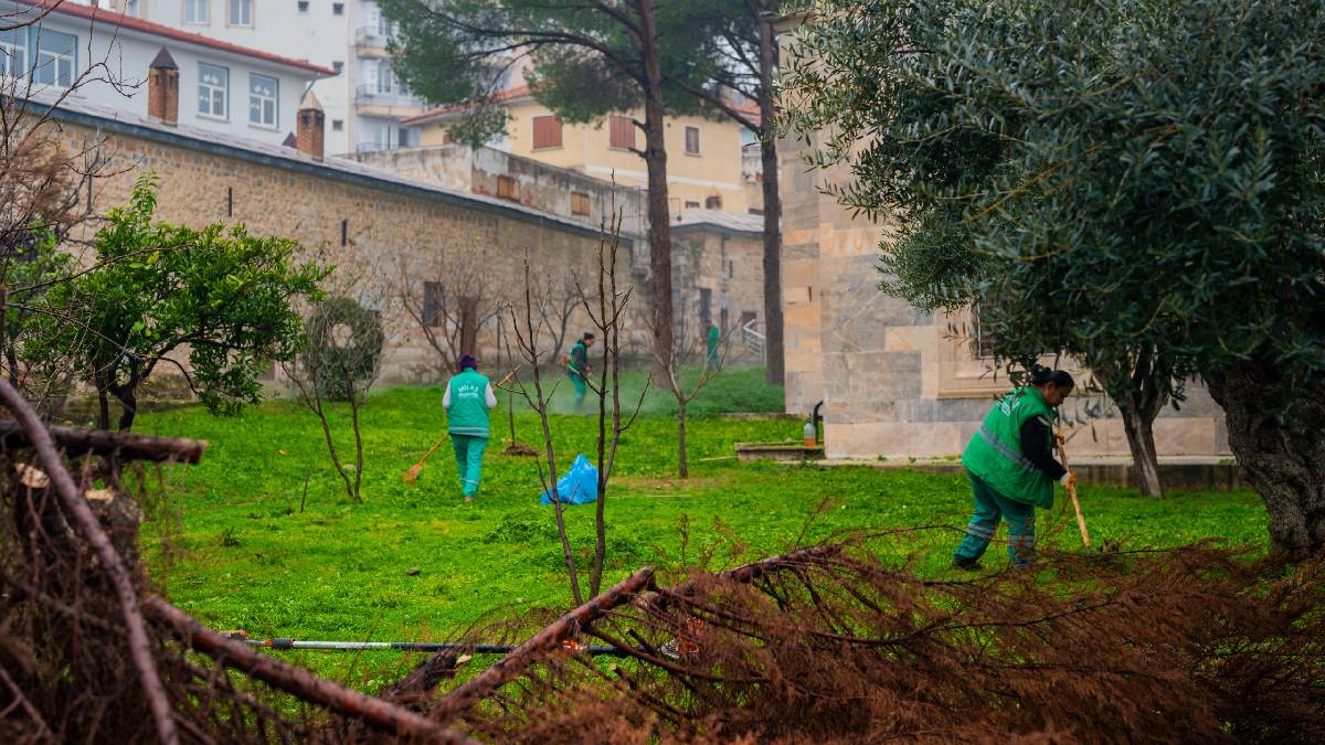 Milas Belediyesi ekipleri ramazan ayı öncesinde cami avlularında temizlik çalışması gerçekleştiriyor