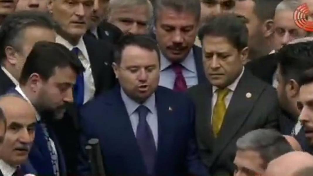 Son dakika! Meclis’te Akın Gürlek gerilimi! AK Partili vekiller Mahmut Tanal’ı yumrukladı