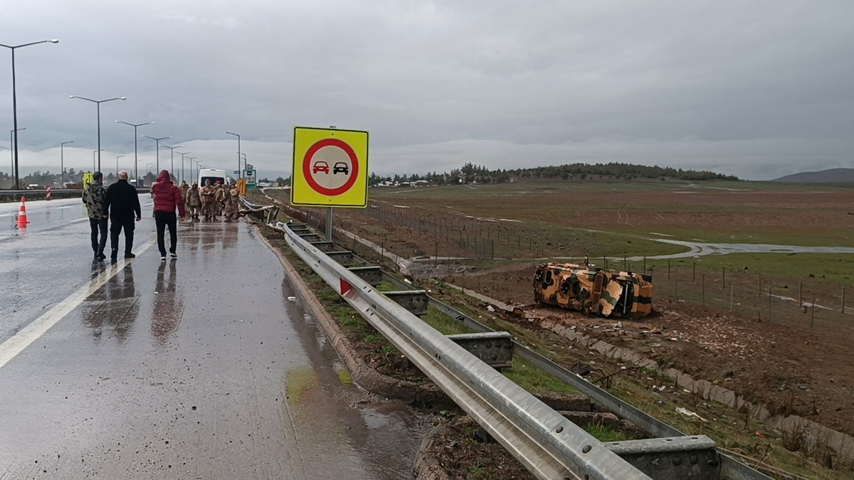 Gaziantep'te askeri araç devrildi: 10 asker yaralı