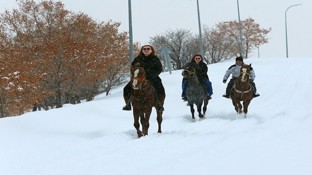 Aziziye Tabyaları’nda kar keyfi: Tarihi mekanda atlı gezinti