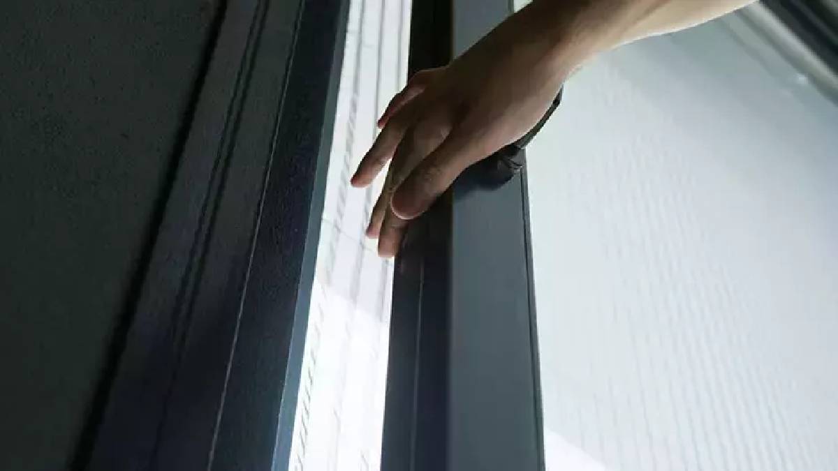 Sürgülü pencere aralıklarını en iyi temizleyen yöntem: Küçük bir ‘folyo’ yetiyor