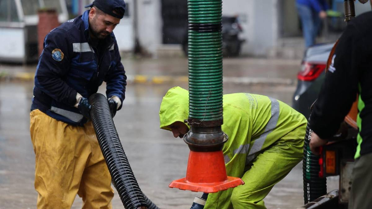 Büyükşehir ekipleri sağanak yağış nedeniyle seferber oldu