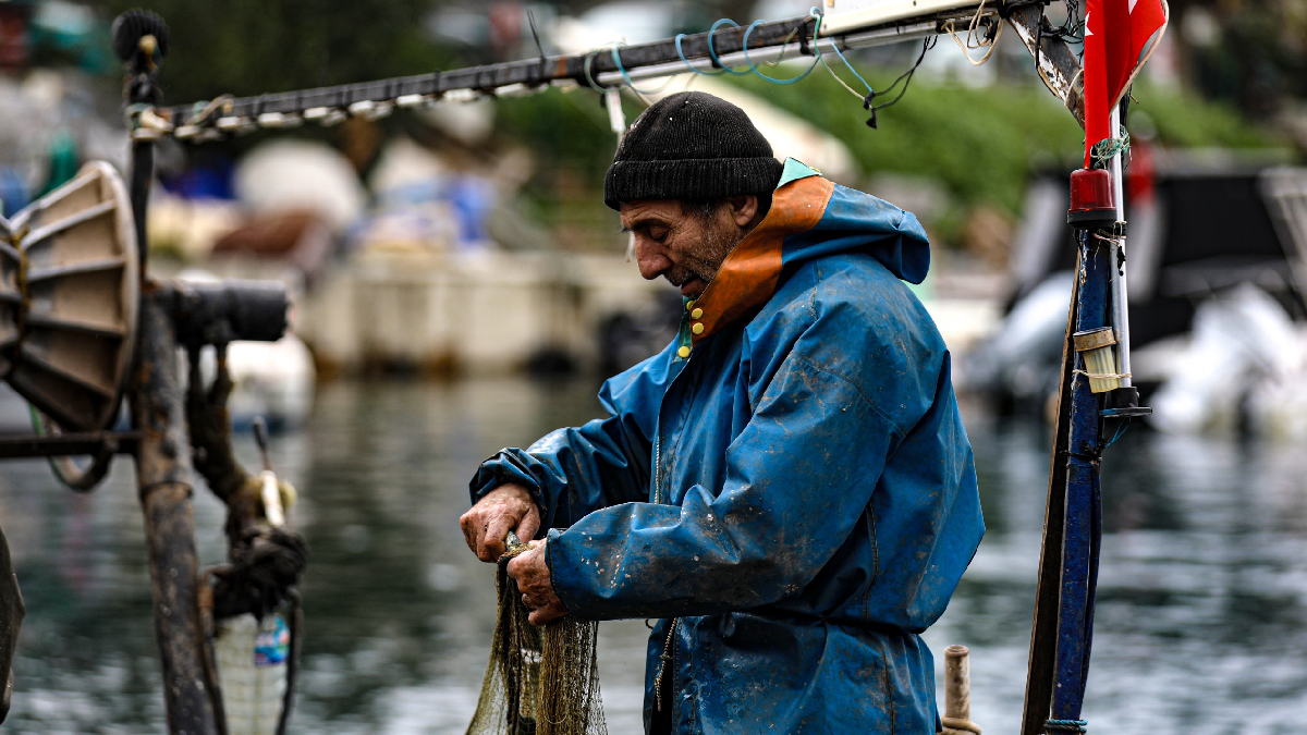 Ekmeğini denizden çıkaran balıkçılara Büyükşehir’den mazot desteği