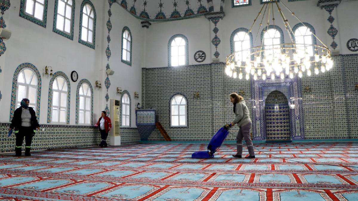 Söke Belediyesinden Ramazan öncesi camilerde kapsamlı temizlik