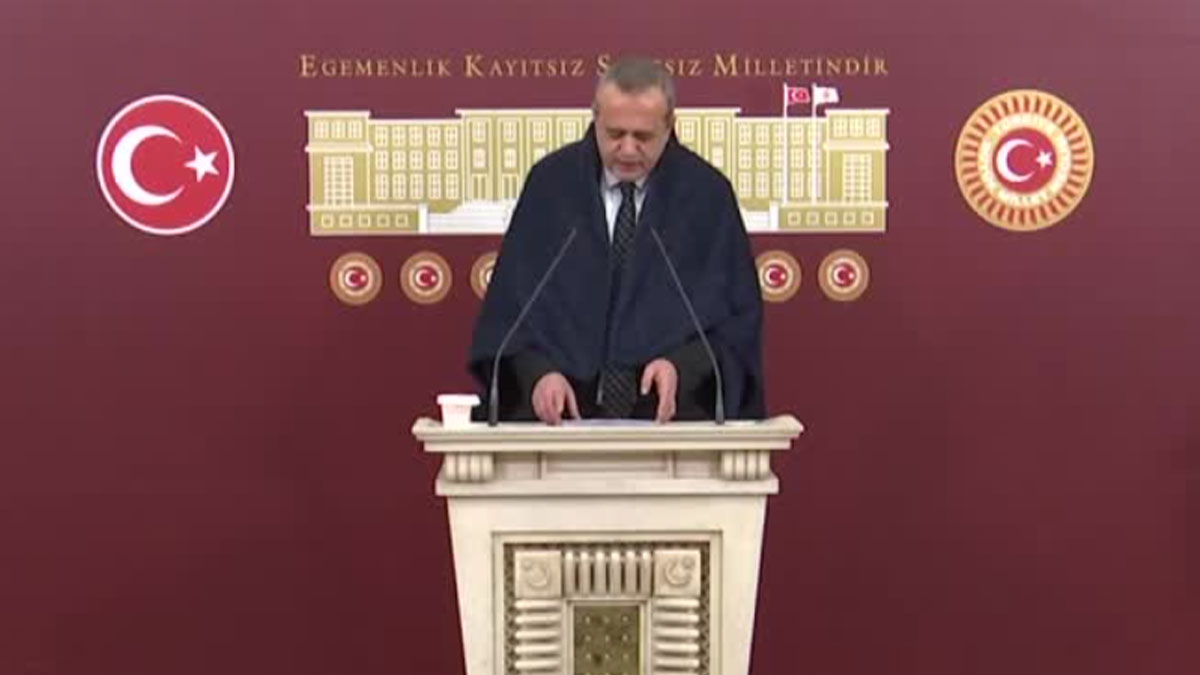 DEVA Partili Kaya’dan TBMM’de battaniyeli protesto: Evler ısınmıyor, faturalar cep yakıyor