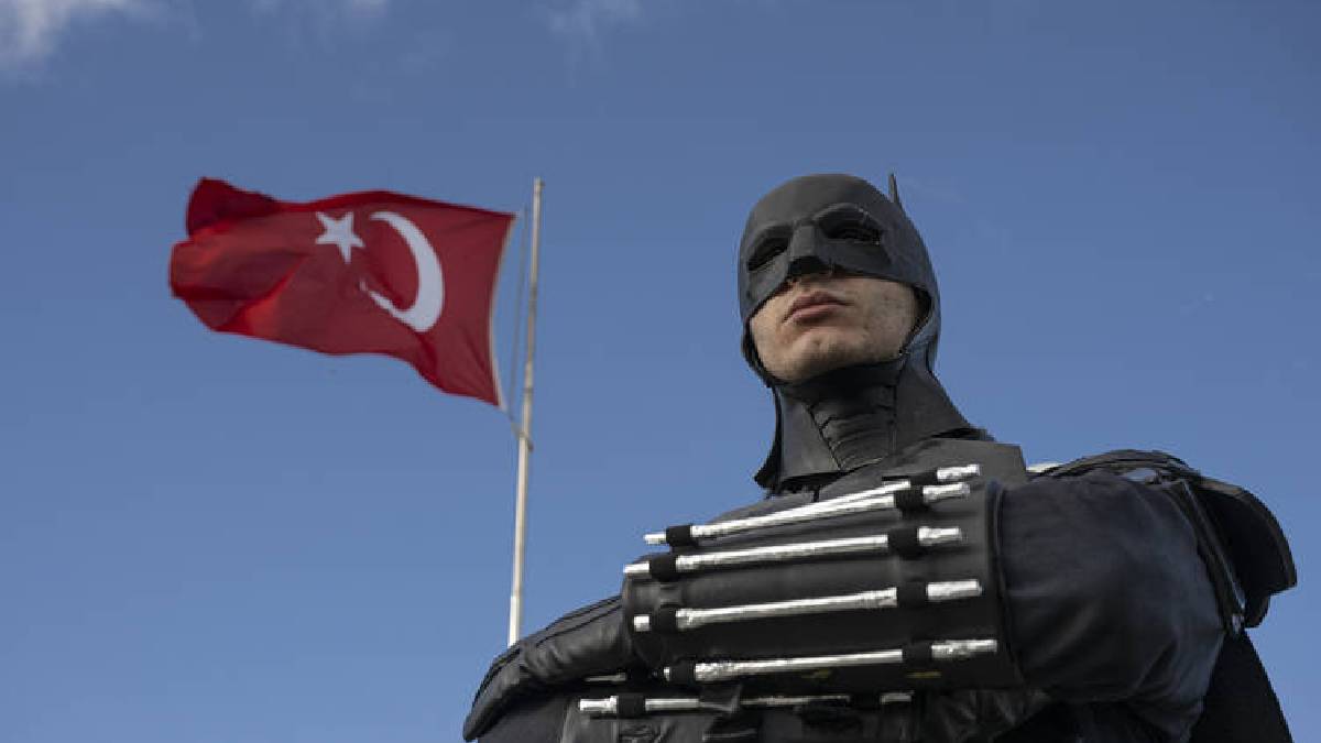 Ankaralı Batman olarak tanınıyor, yaşantısı yok artık dedirtiyor! 3 katlı Batman villası herkesin ilgi odağı oldu