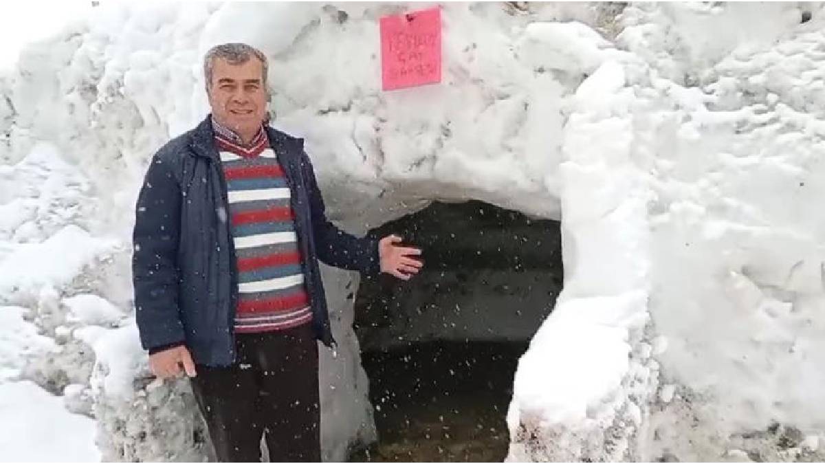 Yoğun kar yağışı onlara engel olmadı! Çay aşkı böyle bir şey: Kardan çay ocağı ilgi odağı oldu