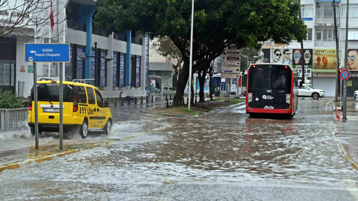 Antalya’da sel ve fırtına hayatı durdurdu: 7 ilçede eğitime ara