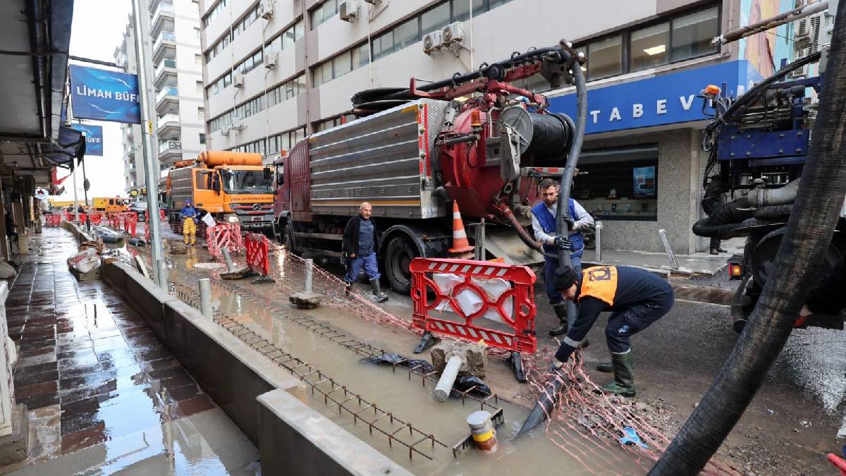 İzmir Büyükşehir Belediyesi sahada: 412 iş makinesi ve 1365 personel görevde