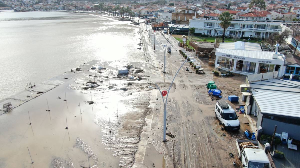 Foça Belediyesi ekipleri yoğun yağışlara karşı sahada mücadeleyi sürdürüyor