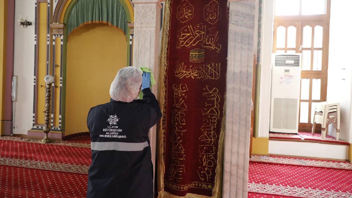 Aydın Büyükşehir Belediyesi camilerde temizlik çalışmalarını sürdürüyor