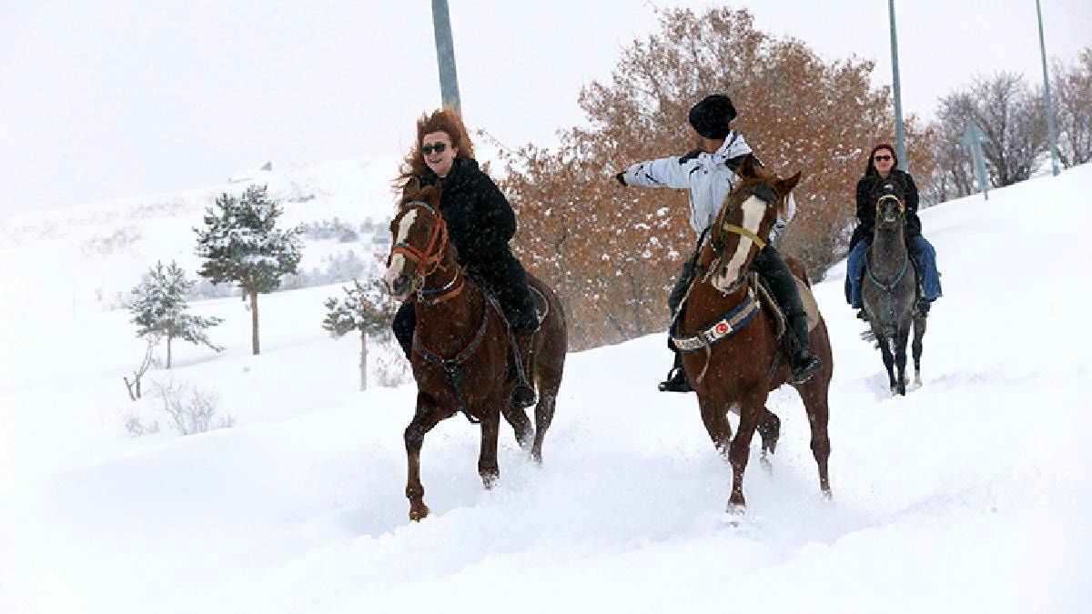 Aziziye Tabyaları beyaz örtüyle kaplandı, Türk geleneği başladı: At sırtında dört nala koşturuyorlar