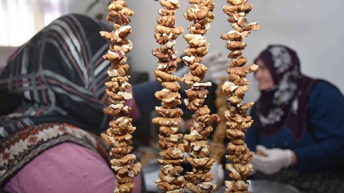 İğne ve ip kullanıyor, tek tek ipe diziyorlar: Yöresel lezzetin hazırlığı kadınlara geçim kaynağı oluyor
