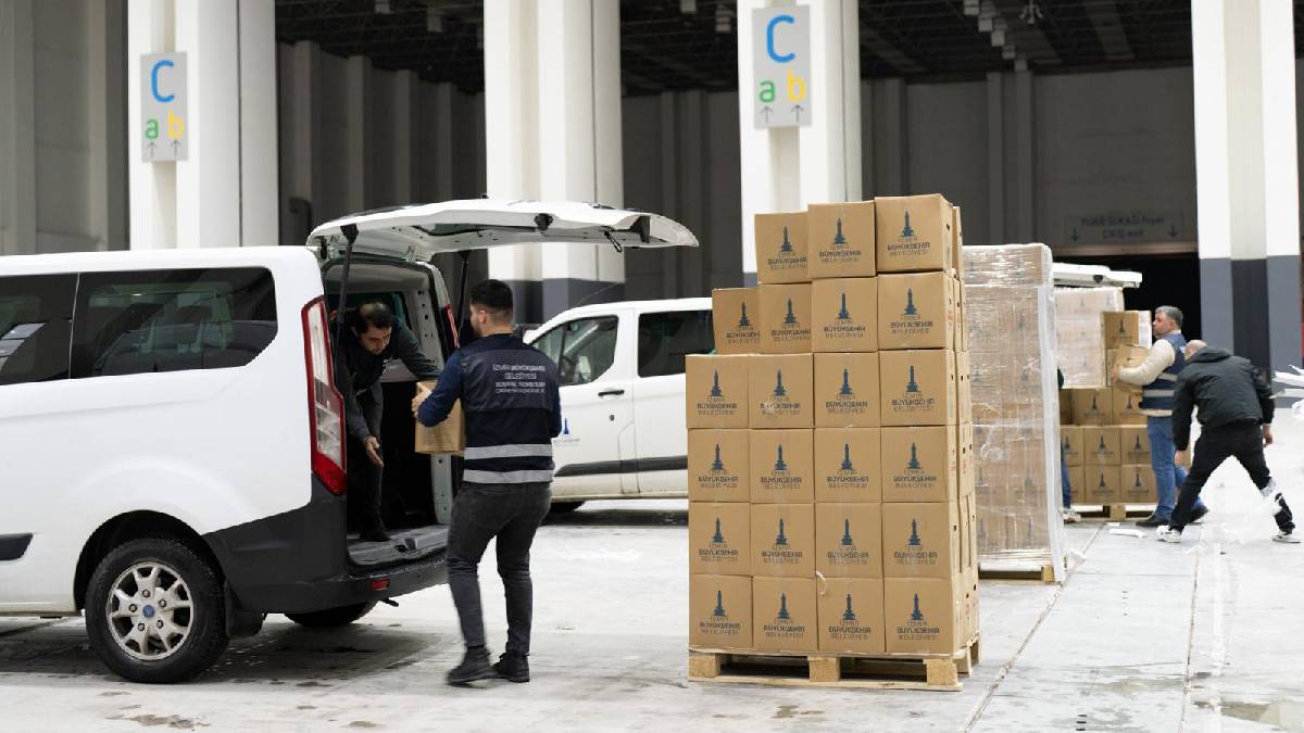 Dayanışma ruhu sofralara taşıyor: İzmir Büyükşehirden 65 bin sofraya ramazan desteği