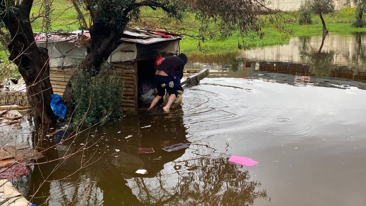 İtfaiye eri vatandaşı sırtında taşıdı