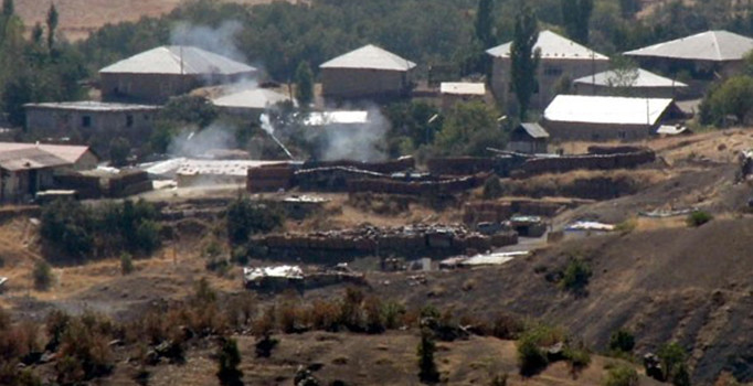 Hakkari’nin Şemdinli İlçesi Derecik Beldesi’nde askeri üs bölgesine saldırı