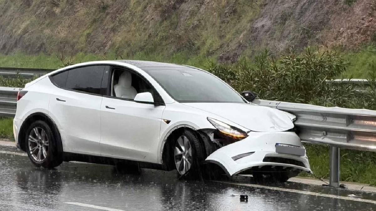 İzmir otobanında Tesla kazası kamerada: Suçlu Model Y mi, yoksa lastik mi?