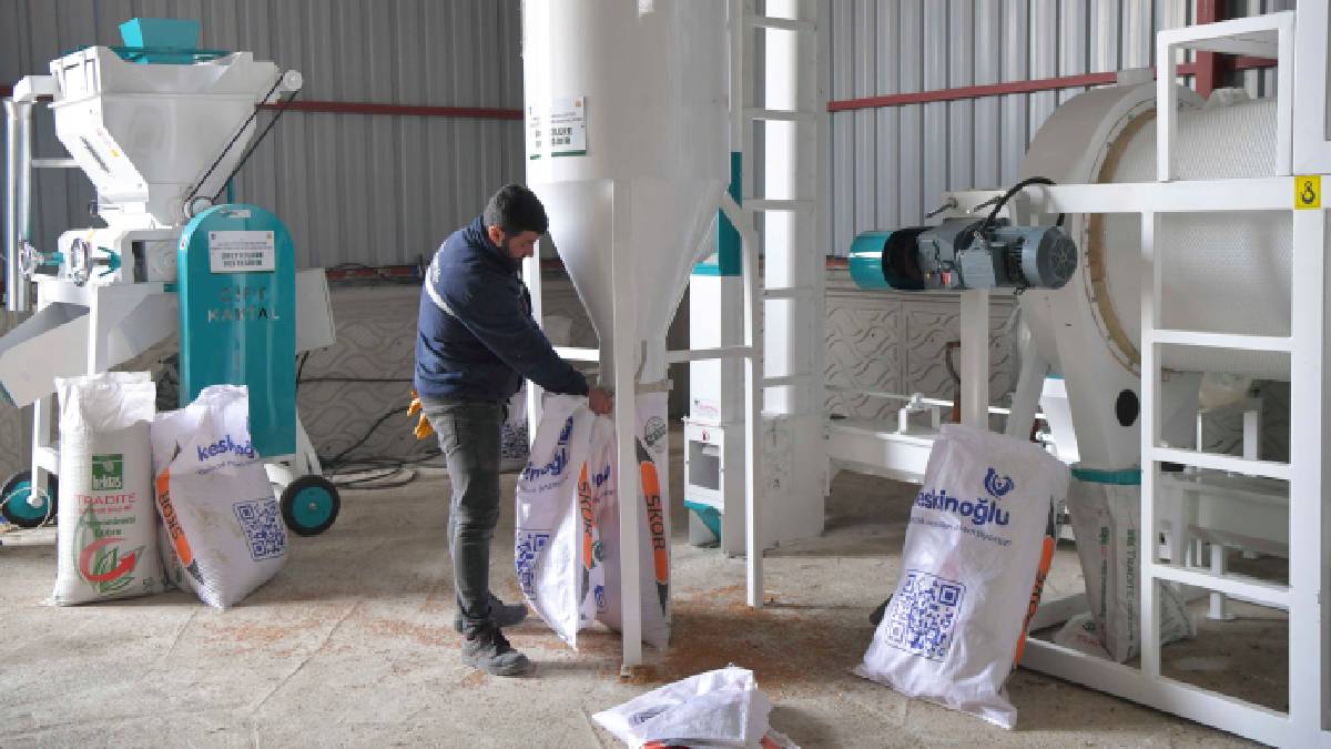 Kırsal kalkınmayı destekleyen yatırımlar sürüyor: ABB’den Polatlı Uzunbeyli’ye Tohum Eleme ve Yem Ezme Tesisi