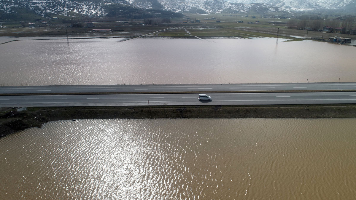 Kar erimesi ve yağış birleşti: Ovada 'deniz' manzarası