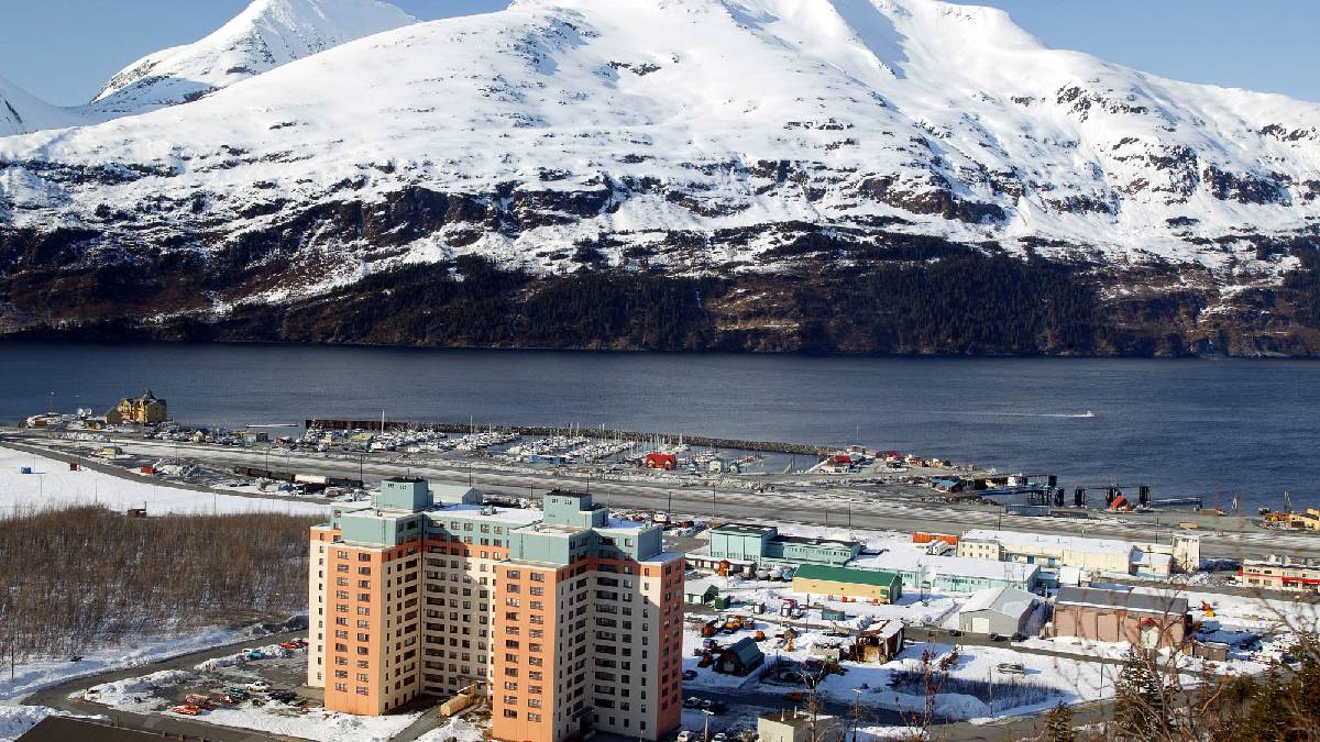 Bu kasabada herkes tek bir binada yaşıyor! Tüm ihtiyaçlar tek bir asansör uzağında…