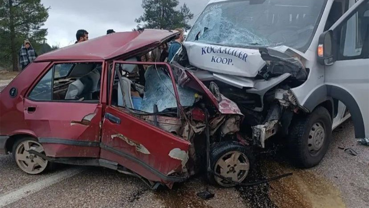 Otomobil minibüsle kafa kafaya çarpıştı: 2 ölü, 4 yaralı