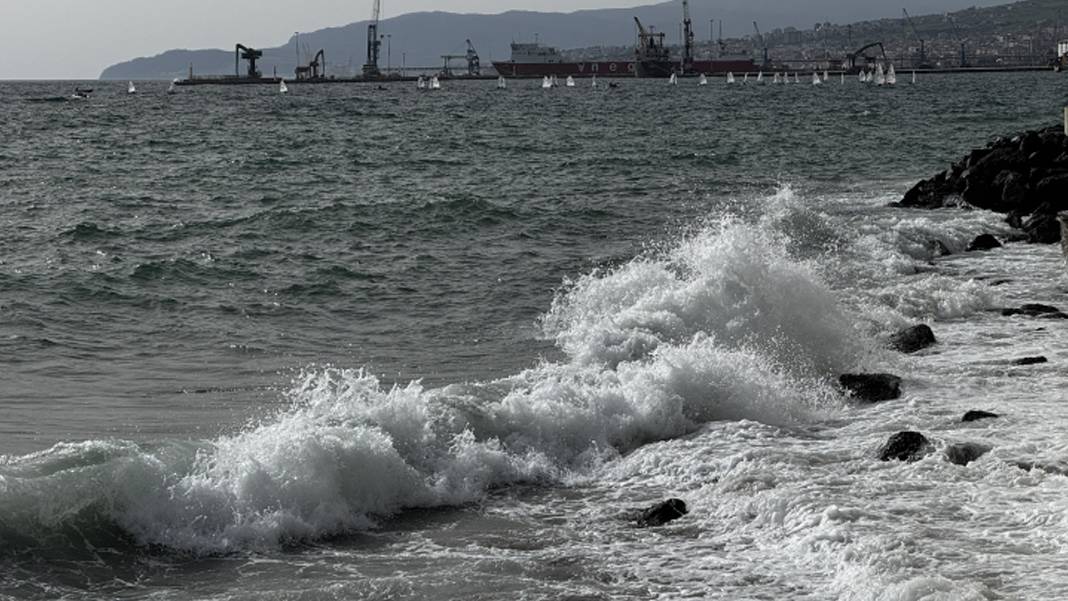 Lodos Ege ve Marmara'yı vurdu: Deniz ulaşımına fırtına freni